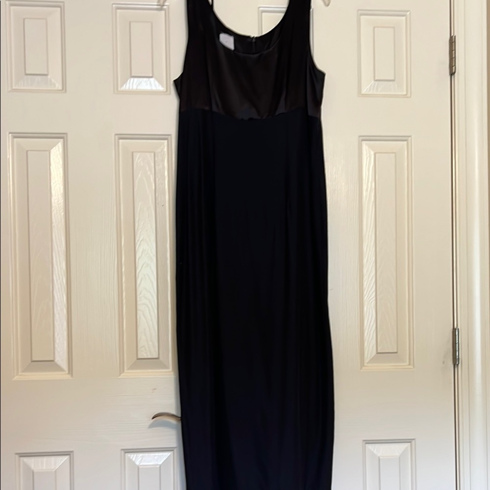 Black Sleeveless Scoop Neck Cocktail Gown